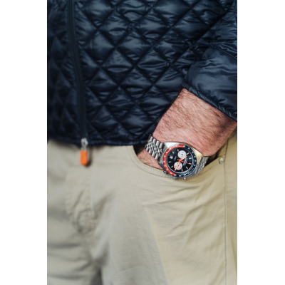 Image d'un homme portant la montre GMT-Seventy Nine